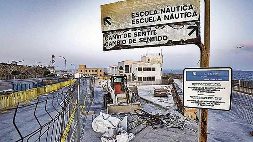 Las obras en el exterior de la Escuela Náutica Pesquera empezaron hace un mes.