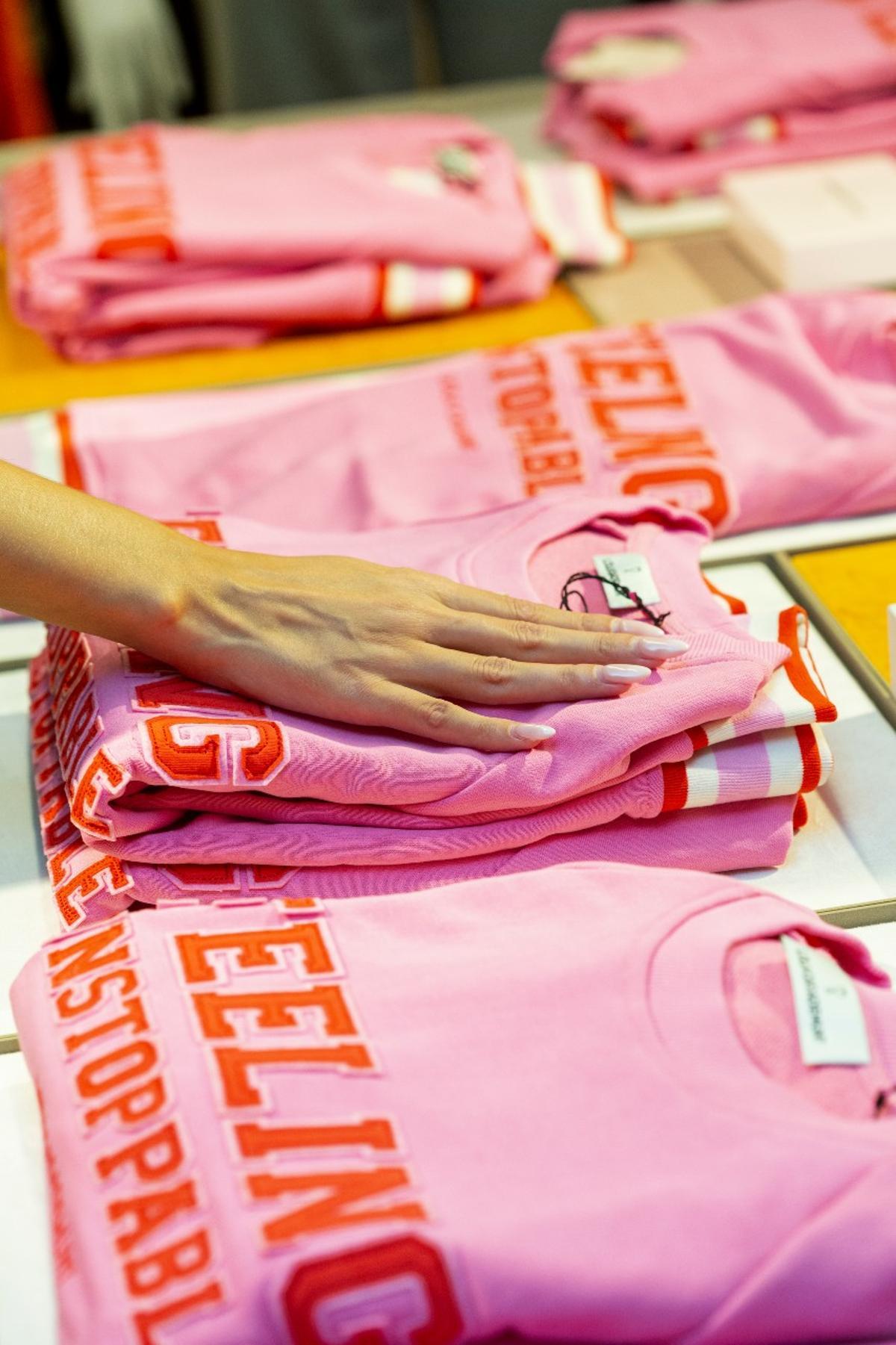 La sudadera solidaria de la Fundación Contigo & Lola Casademunt.