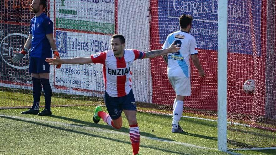 Aitor Díaz celebra uno de los goles que anotó la pasada temporada con el Alondras. // Gonzalo Núñez