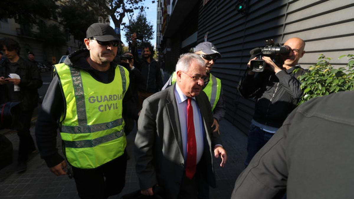 El tesorero de CDC, Andreu Viloca, a su entrada en la sede del partido, escotado por agentes de la Guardia Civil.