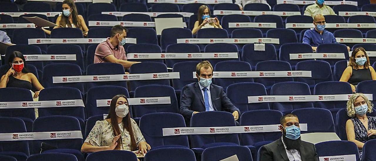 Las medidas de distancia se guardaron ayer durante el acto de clausura del curso de la UMH. ANTONIO AMORÓS