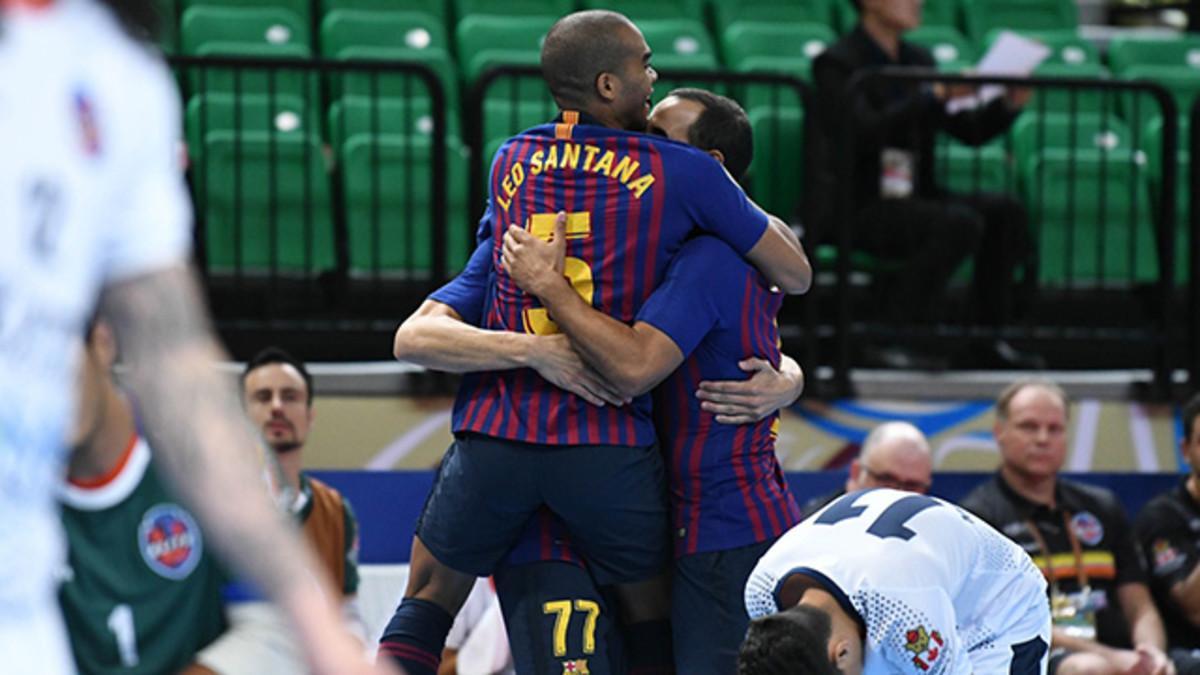 Los jugadores del Barça Lassa, celebrando uno de sus ocho goles