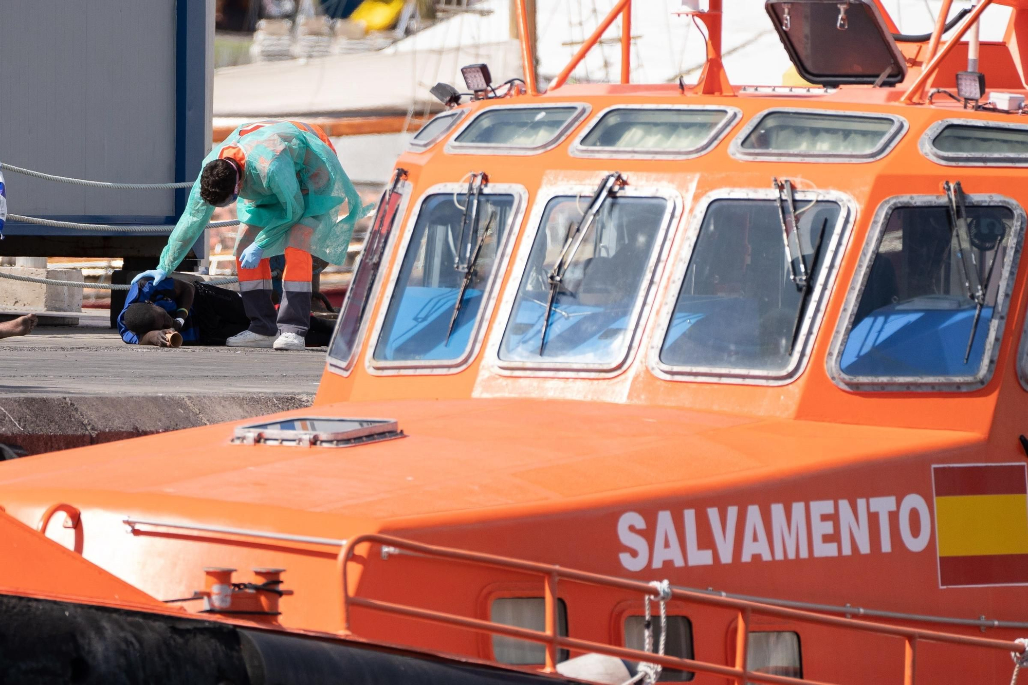 Tres ocupantes del cayuco avistado cerca de Tenerife, evacuados por deshidratación