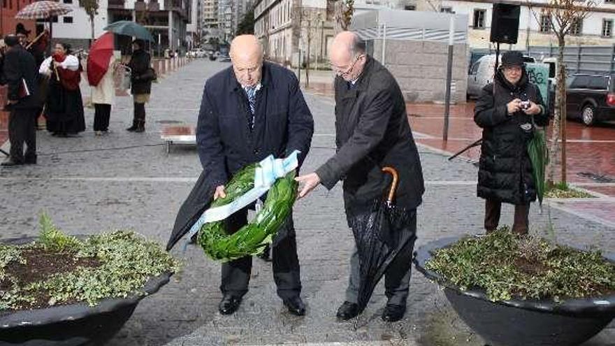 Méndez Ferrín e Barja colocan a ofrenda floral. / rubén ardao