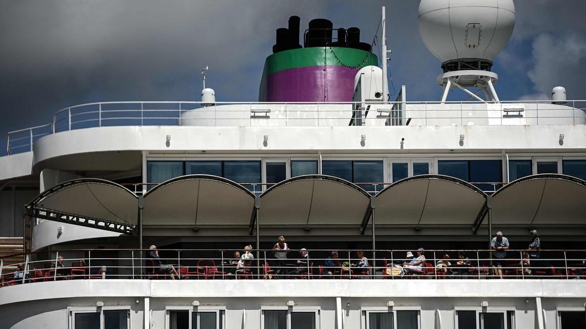 Pasajeros del Ambition pasan el rato en una de las cubiertas del crucero, este miércoles, en el puerto de Burdeos.