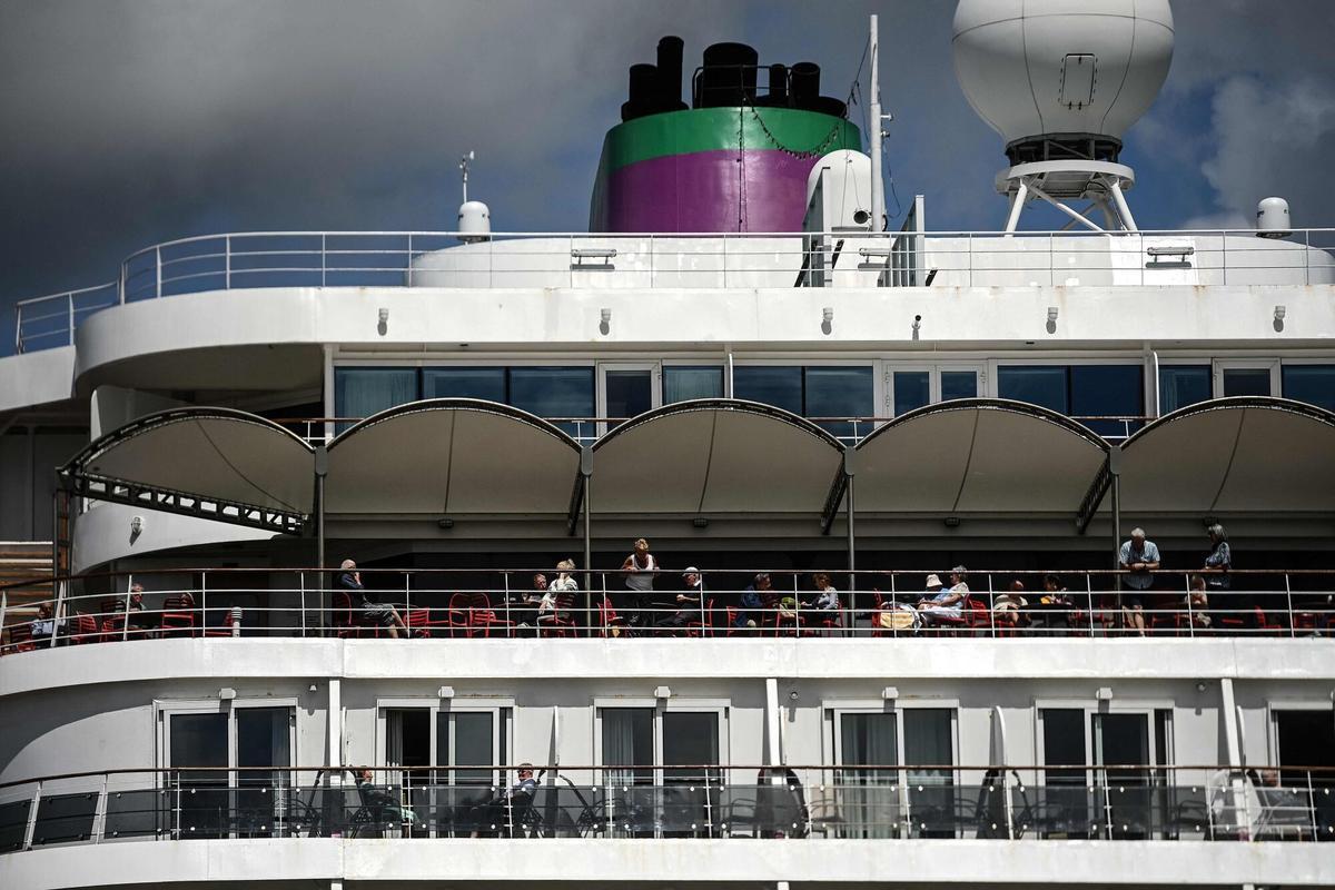 Pasajeros del Ambition pasan el rato en una de las cubiertas del crucero, este miércoles, en el puerto de Burdeos.