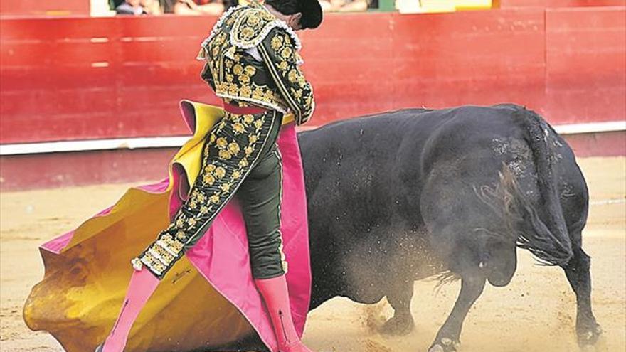 Actitud y esfuerzo de Varea frente a un ‘cuadri’ de banderillas negras en València