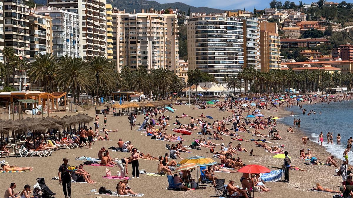 El aumento de temperaturas llena la playa de la Malagueta