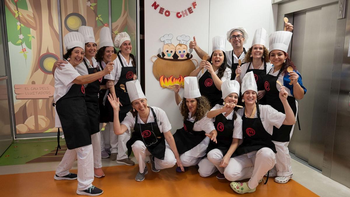 Los bebés ingresados en la UCI neonatal del Clínic se convierten en pequeños cocineros por Carnaval