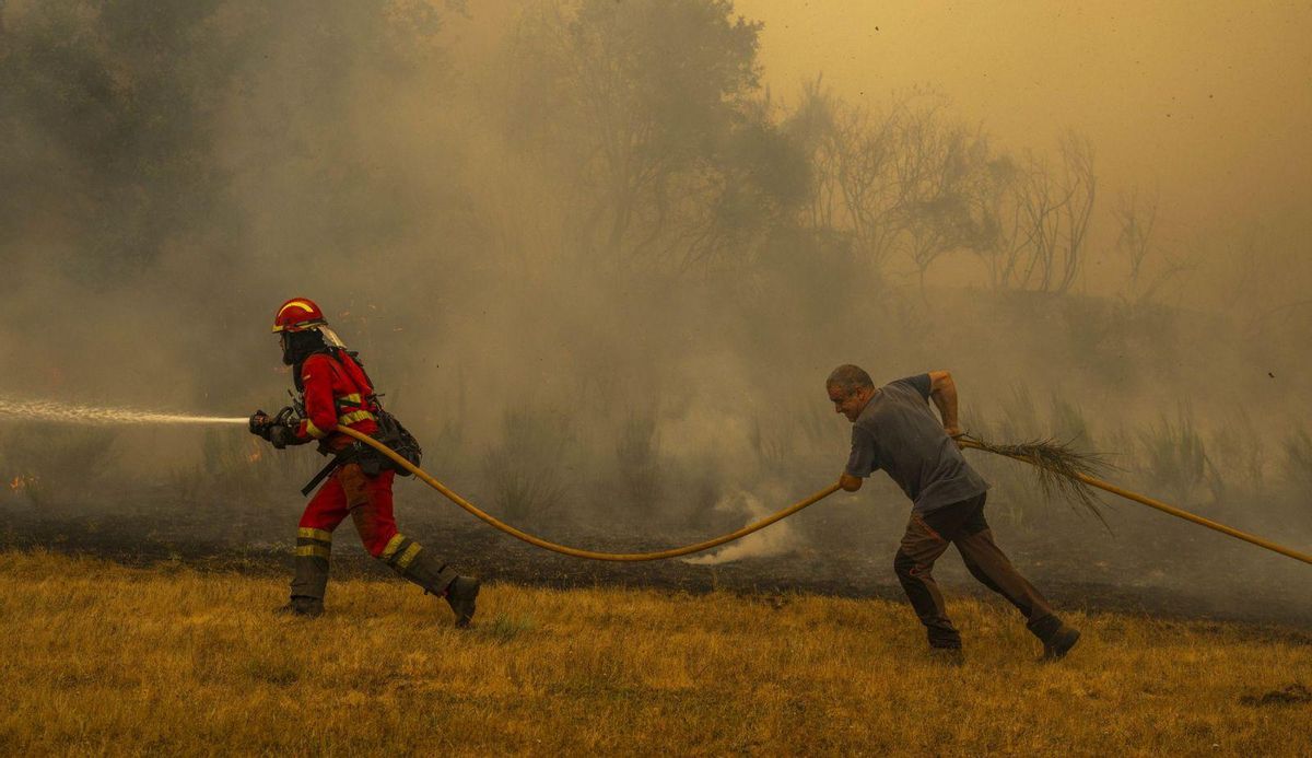 Dos brigadistas luchan
contra el fuego en
Chandrexa de Queixa.
| Brais Lorenzo