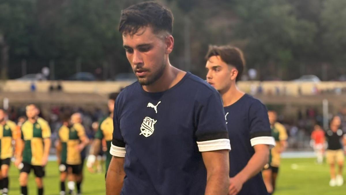 Carlos Portero abandonant el terreny de joc al final del partit