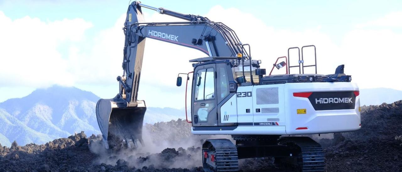 Una excavadora desmonta el terreno para habilitar una nueva vía entre las coladas en el Valle de Aridane.