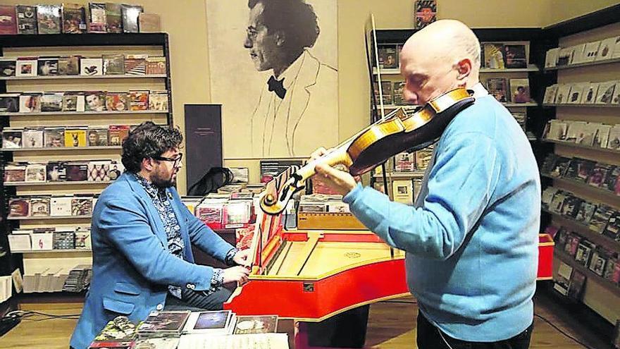 El violinista Emilio Moreno y el clavecinista Aarón Zapico, componentes de &quot;Real Cámara&quot;.