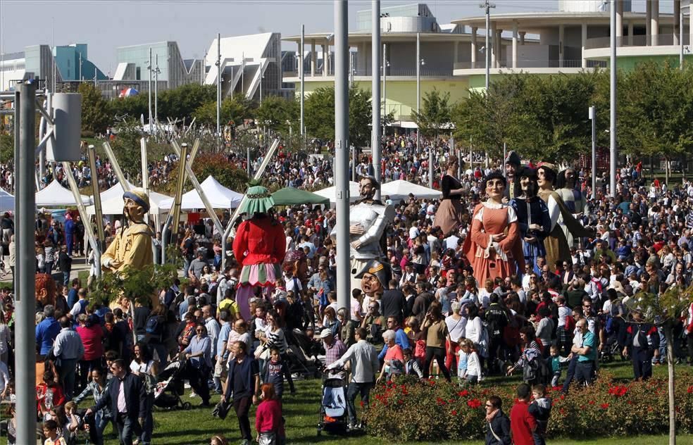 Gigantes y cabezudos en la Expo