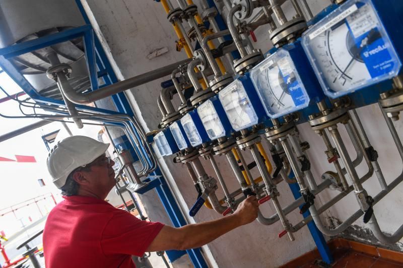 26-03-20  GRAN CANARIA. ZONA INDUSTRIAL DE SALINETAS.  TELDE. Arehucas para su produccón de bebidas espirituosas para fabricar alcohol para fines sanitarios en su fabricade ubicada en la Zona Industrial de Salinetas.  Fotos: Juan Castro.  | 26/03/2020 | Fotógrafo: Juan Carlos Castro