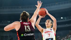 Alba Torrens lanza en una jugada de la final