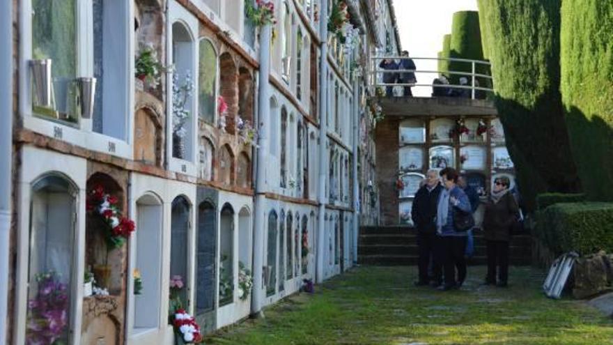 El cementiri de Berga va rebre un degoteig constant de persones