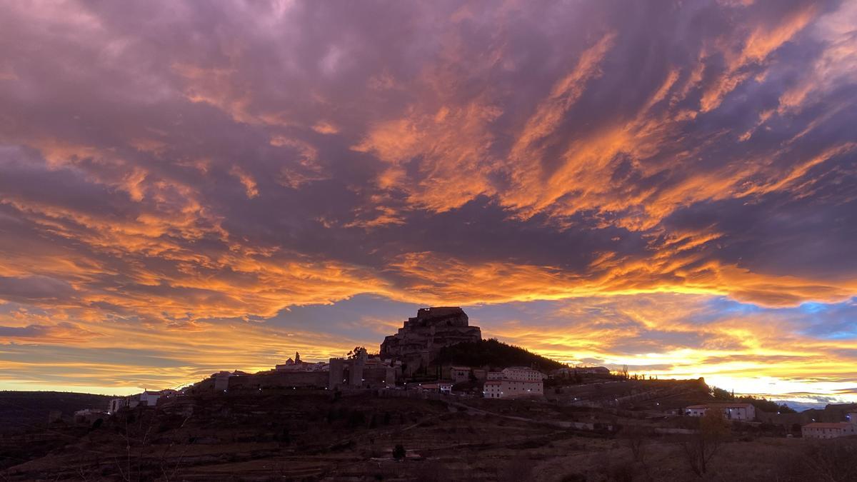 Impresionante vista de Morella, con los espectaculares tonos rojizos dominando el cielo el histórico enclave
