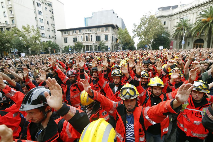 Multitudinaria concentración en Barcelona en protesta por las cargas del 1-O