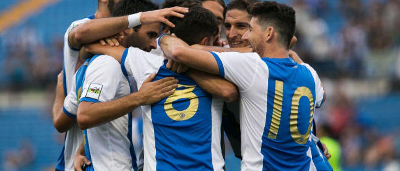 Los jugadores del Hércules celebran uno de los cinco goles que le marcaron el domingo al Eldense