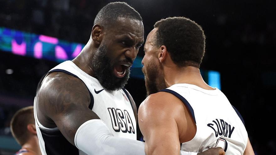 Lebron James y Stephen Curry, celebran durante los JJOO 2024.