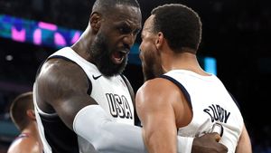 Paris (France), 08/08/2024.- Lebron James (L) and Stephen Curry of USA celebrate winning the Mens semi final match between USA and Serbia of the Basketball competitions in the Paris 2024 Olympic Games, at the South Paris Arena in Paris, France, 08 August 2024. (Baloncesto, Francia) EFE/EPA/YOAN VALAT