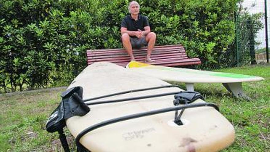 Luis Radamés, con sus tablas de surf, este verano, en Salinas. / ricardo solís