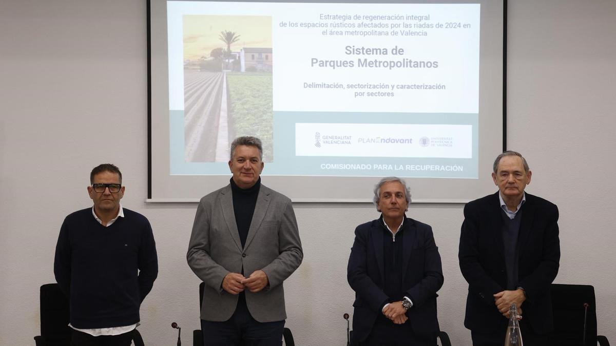 José Vicente Dómine, a la derecha, junto a Raúl Mérida, Vicente Martínez Mus y José F. Cabanes.