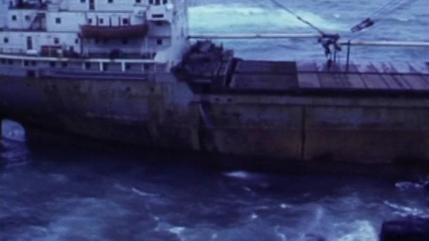 El mercante que embarrancó en la playa de Bens, en A Coruña, en 1988
