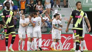 El Elche golea a un Rayo en inferioridad y aplaza su descenso (4-0)