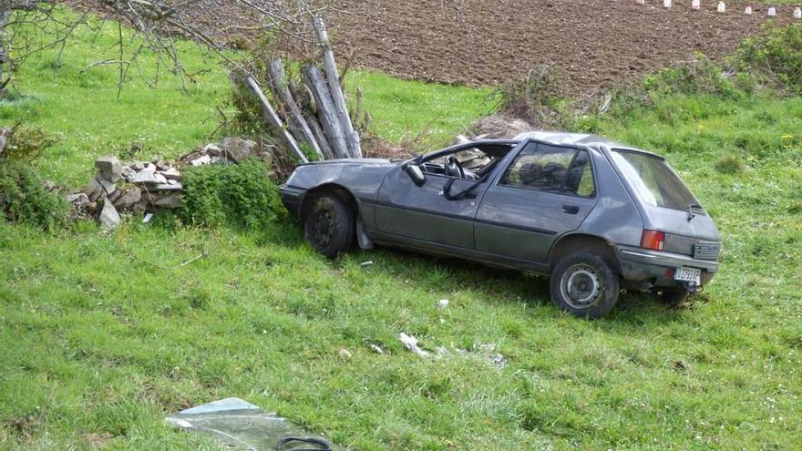 El vehículo accidentado, en el lugar en que quedó detenido tras salirse de la vía.