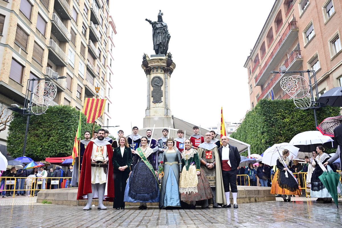 Galería de imágenes: La Germandat dels Cavallers de la Conquesta desafía a la lluvia para homenajear al monarca