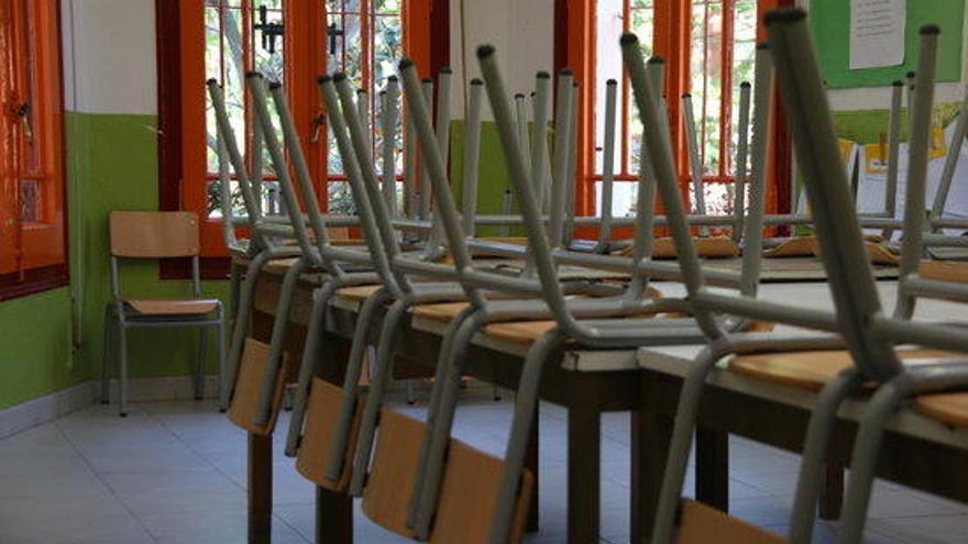 Cadires i taules d&#039;una classe de primària.