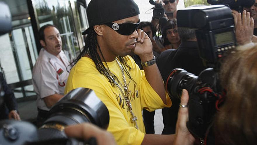 Salida. Ronaldinho y el Barça negocian la salida del jugador.