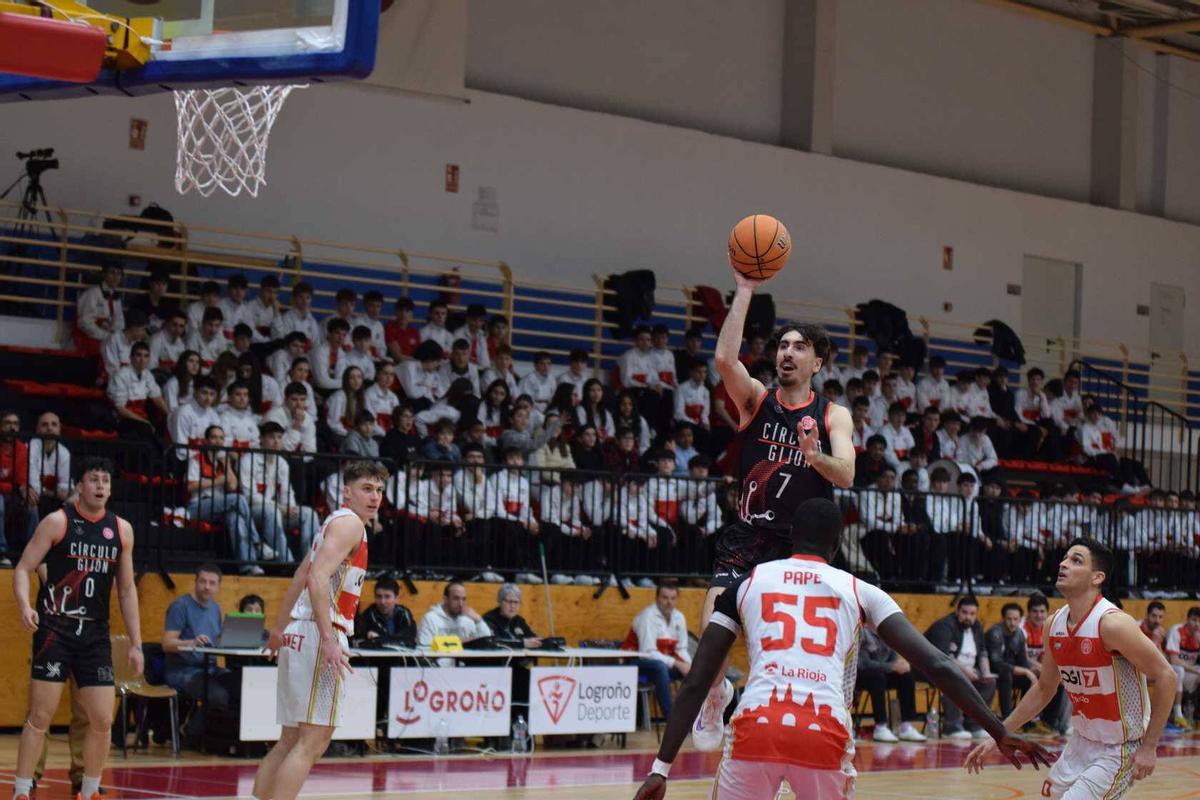 Guillem Arcos, en el partido contra el Logrobasket en pista riojana.