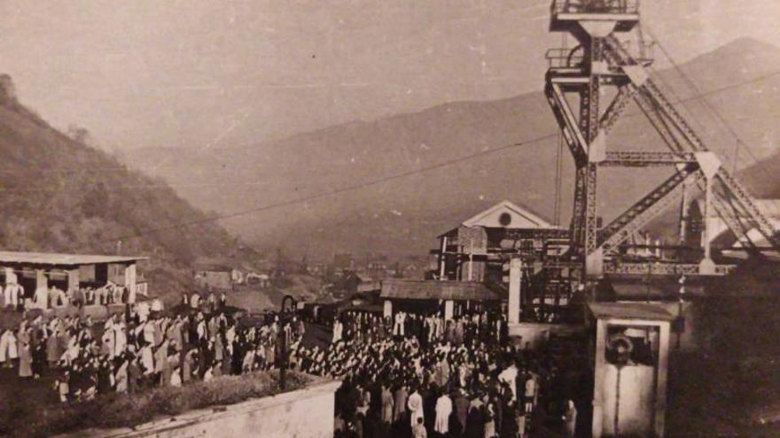 La plaza de Mines Llamas, atarraquinao de xente sofitando a los once mineros zarraos en 1967. | Reproducción cedida por Adrián Vega y Lito García