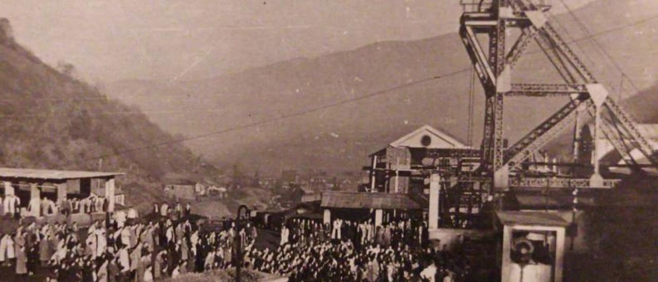 La plaza de Minas Llamas, atestada de gente apoyando a los once mineros encerrados en 1967. | Reproducción cedida por Adrián Vega y Lito García