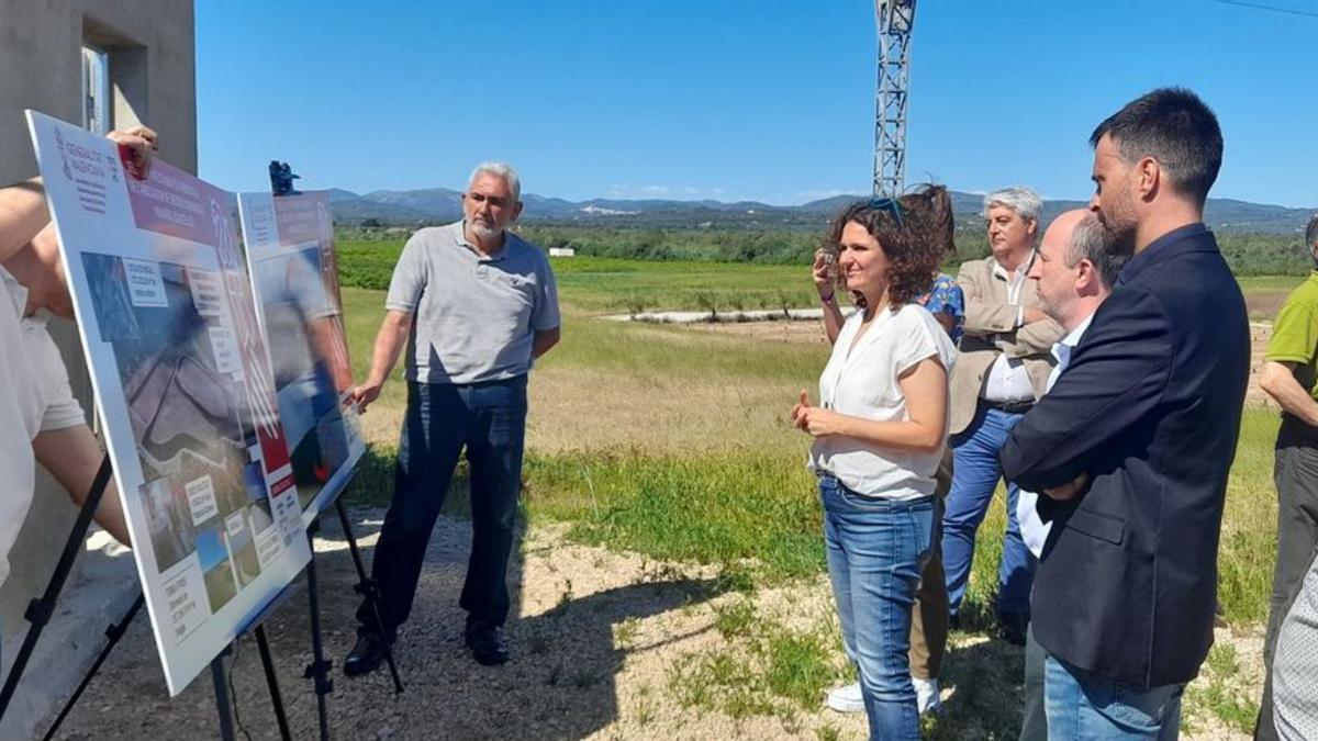 Paula Tuzón y Joan Piquer, junto al alcalde, Guillem Alsina, ayer en Vinaròs. | JAVIER FLORES