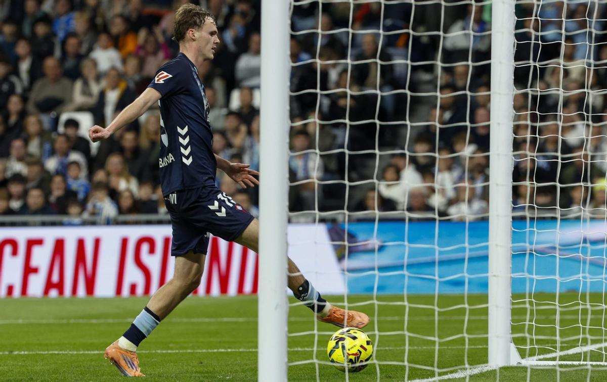 Williot se cuela en la portería para anotar el segundo gol del Celta en el Bernabéu. | EFE