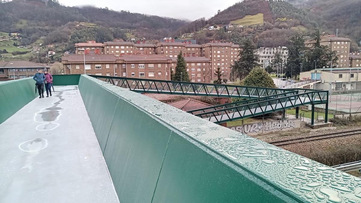 La pasarela peatonal de Mieres, tras las mejoras.