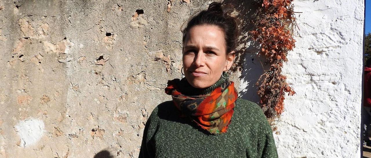 Almudena García-Rubio, junto a diferentes impactos de bala encontrados en el cementerio de Sant Ferran, en Formentera. | CARMELO CONVALIA