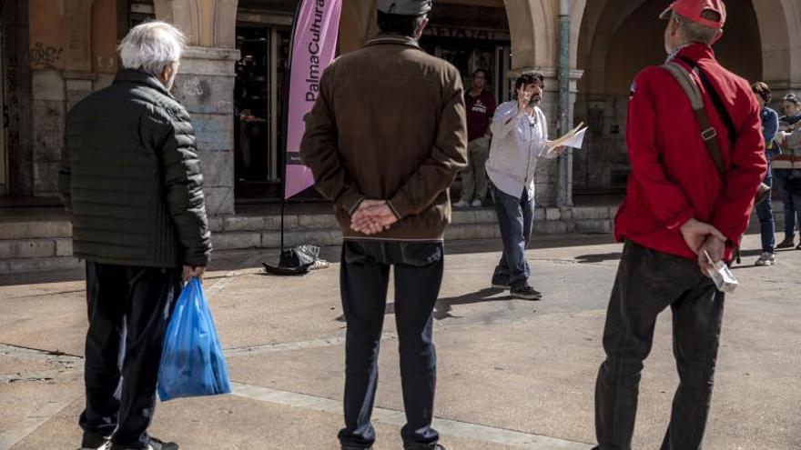 Compradores y paseantes se detuvieron a escuchar al poeta. | DM