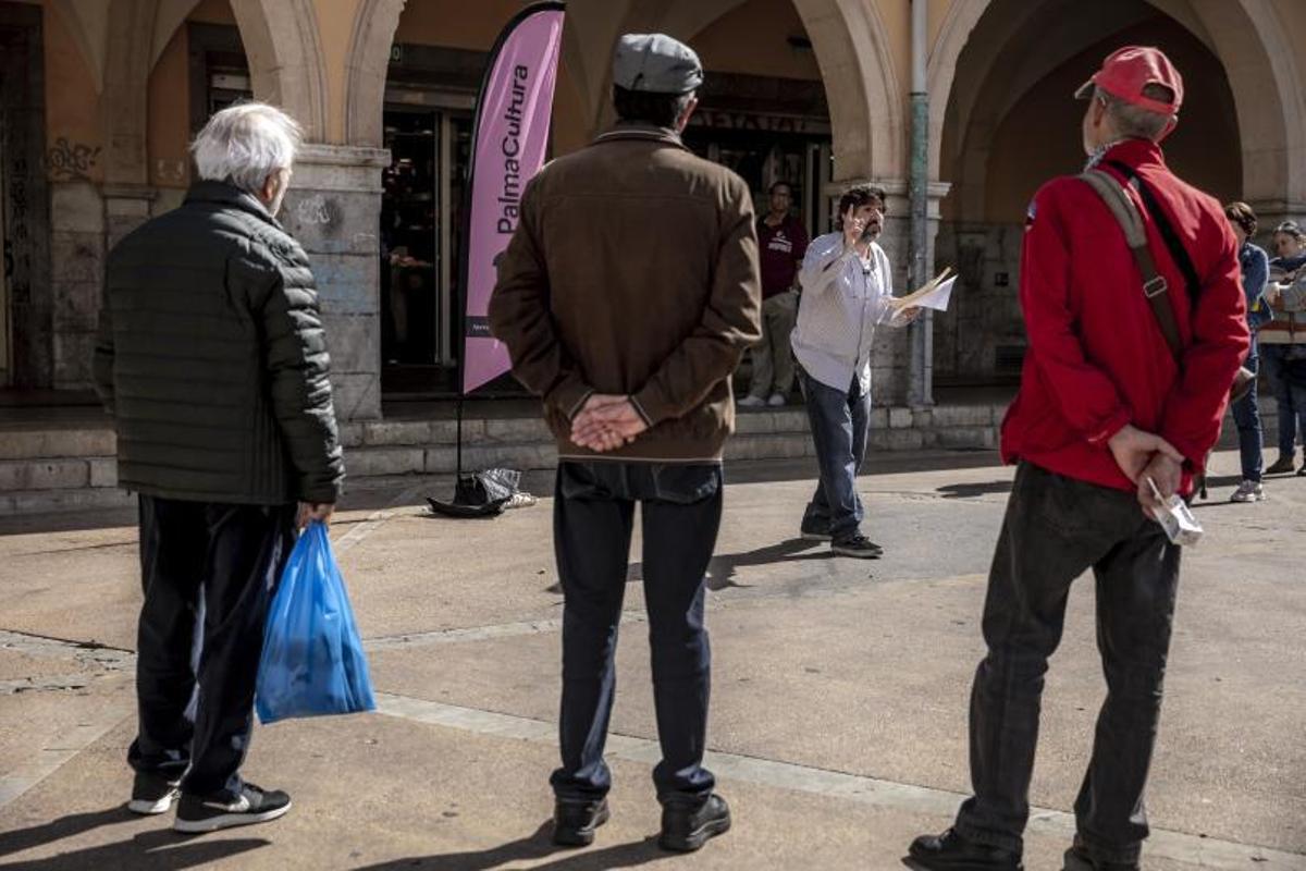 Compradores y paseantes se detuvieron a escuchar al poeta. | DM