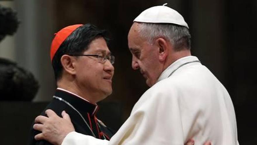 El Papa abraza a un cardenal filipino.