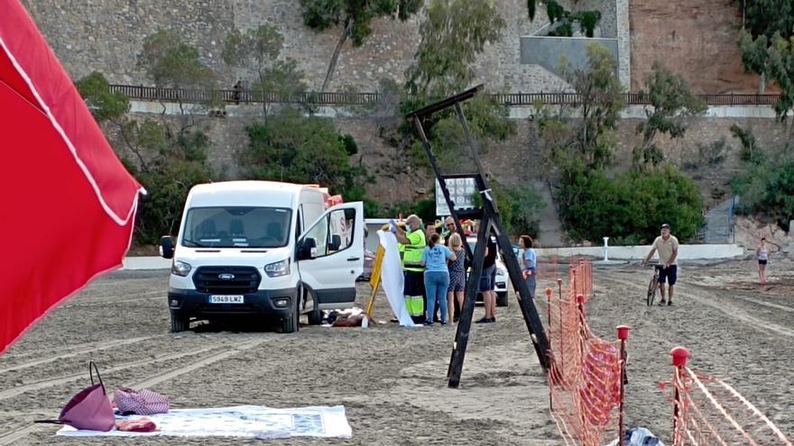 Una furgoneta atropella a un bañista en la playa Caleta de Orihuela cuando repartía a un chiringuito