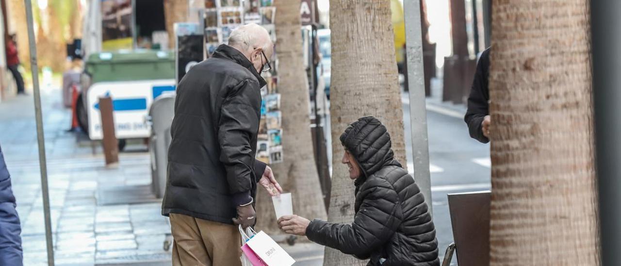 Imagen de una persona pidiendo en la calle Azorín, en el centro de Torrevieja