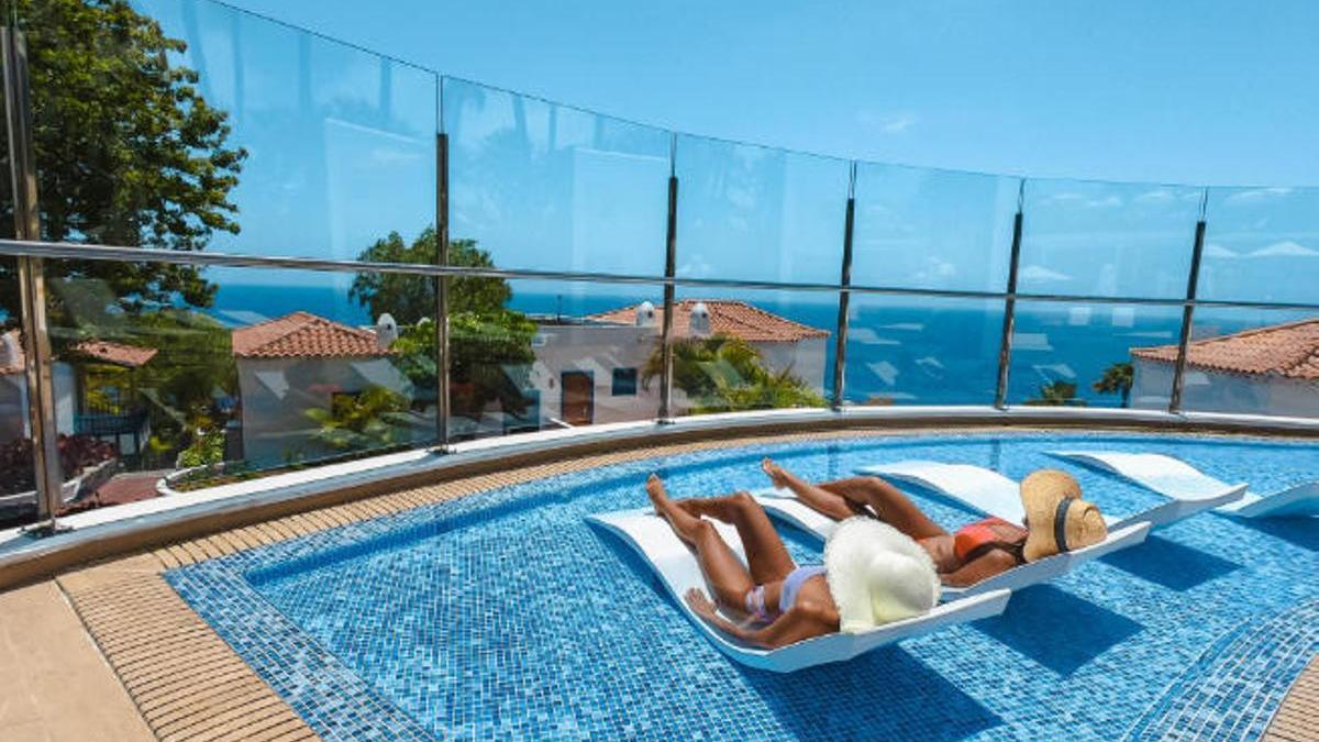 Dos huéspedes disfrutan de las instalaciones de un hotel de Canarias