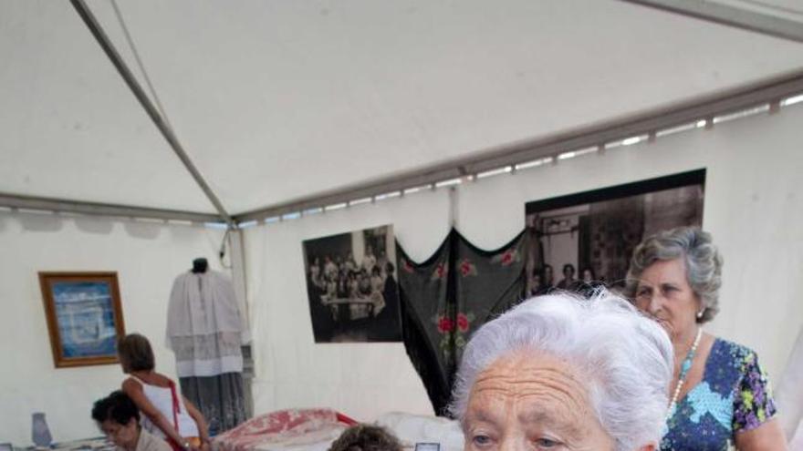 Carmen González, en primer término, con María Antonia Fernández y Delia Suárez, sentadas detrás, trabajando la malla.