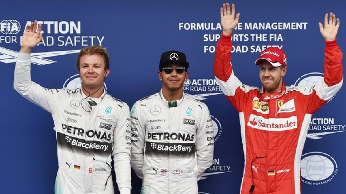 Hamilton, flanqueado por Rosberg (izquierda) y Vettel, tras la calificación de Austria.