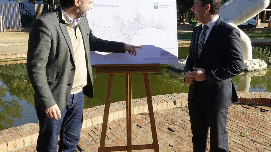 Los ediles Raúl Jiménez y Carlos Conde presentan los proyectos.